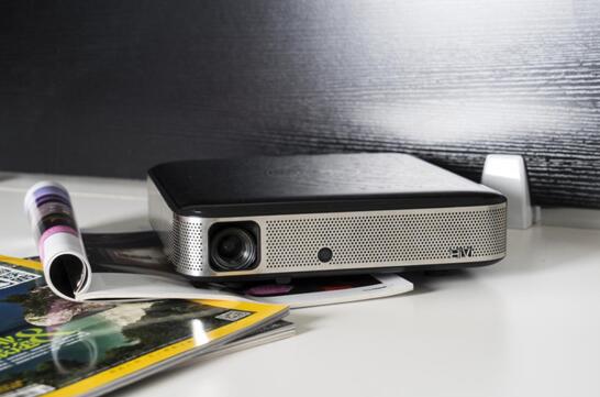 買LED投影還是燈泡投影？家用投影該選誰！